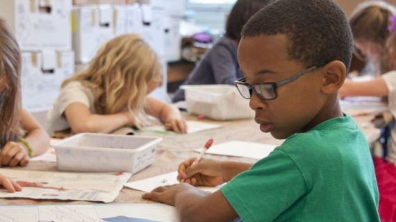 Illustration : Utiliser la pédagogie positive pour favoriser le bien-être et le développement des enfants