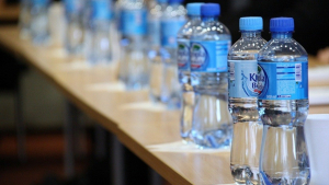 Illustration : "Alerte santé : des microplastiques nocifs découverts dans les bouteilles d'eau populaires"